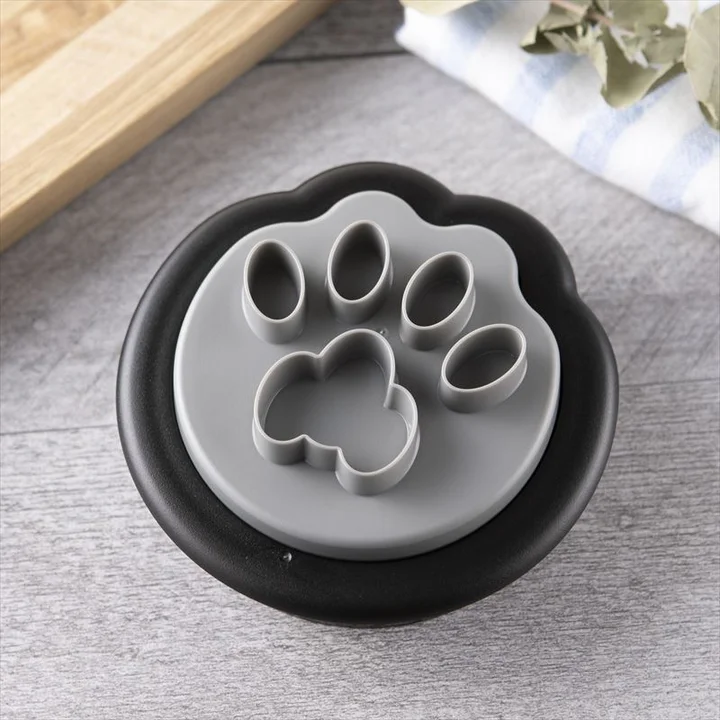 Nyammy ねこのサンドイッチ型。肉球の形の型が付いている