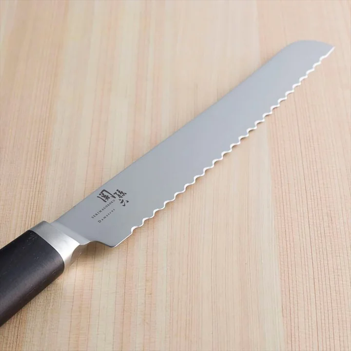 関孫六 ダマスカス パン切りナイフ 240mm の刃元アップ ステンレス口金と関孫六の刻印