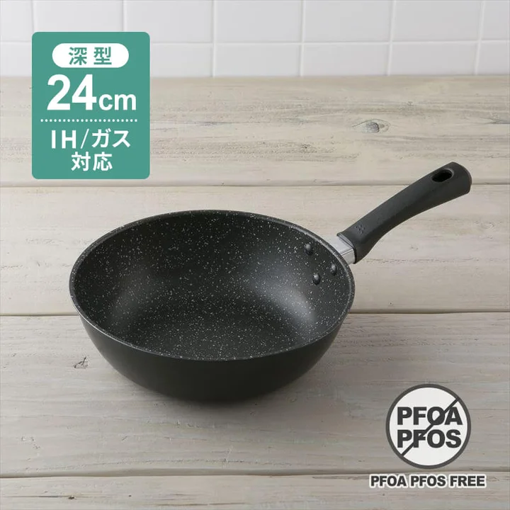 貝印 軽いマルチ炒め鍋(IH対応)24cm の全体。側面が立ち上がった深型で、左上に緑色の「深型 24cm IH/ガス対応」のラベル