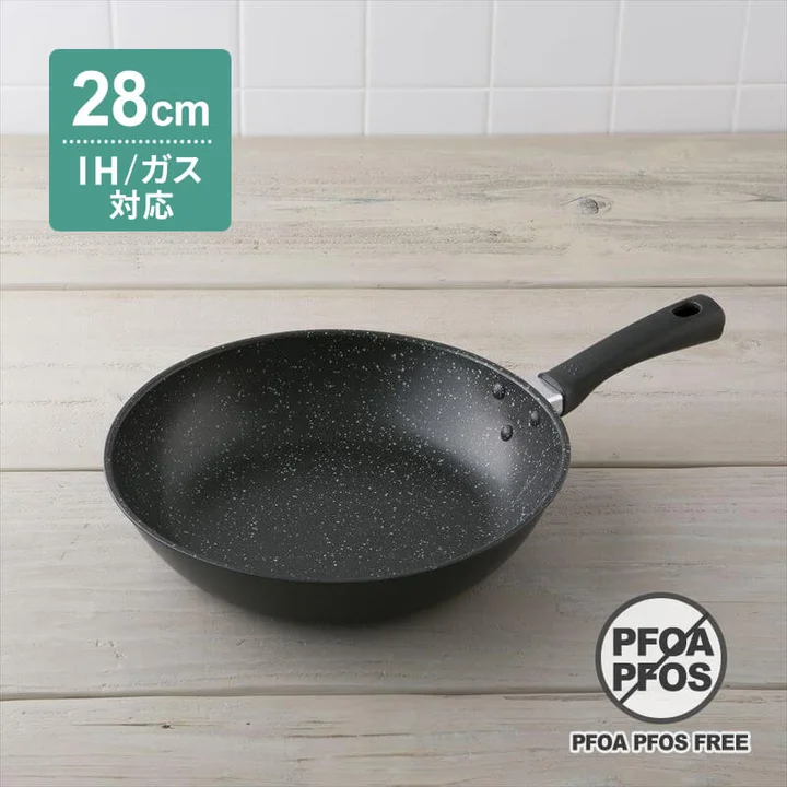 貝印 軽いフライパン(IH対応)28cm の全体。左上に緑色の「28cm IH/ガス対応」のラベルが入った深さのあるフライパン