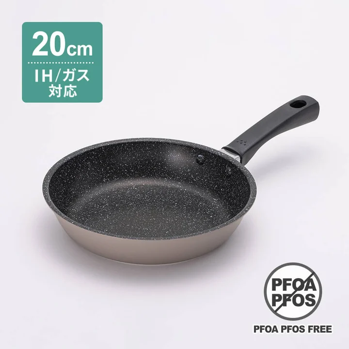 貝印 ニュアトーン 軽いフライパン(IH対応)20cm ベージュグレー の全体。外側がくすんだベージュで内面は黒い石目調。左上に緑色の「20cm IH/ガス対応」のラベル