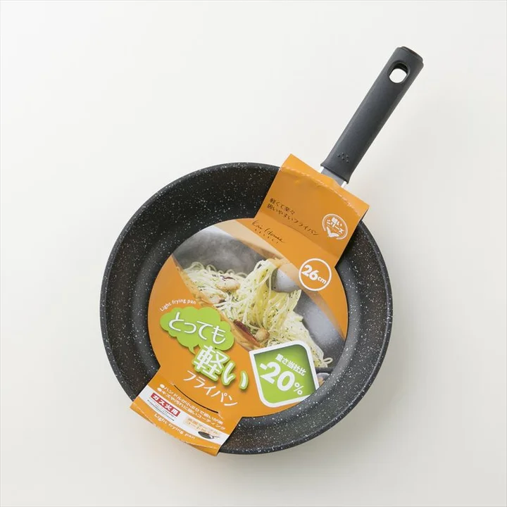 軽いフライパン26cmのパッケージ。「とっても軽いフライパン」の文字と「重さ当社比 -20%」の表示が付いた帯が本体に巻かれている