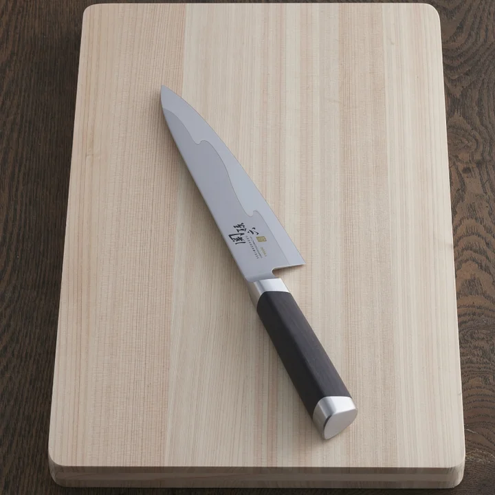 関孫六 15000ST 牛刀 180mm の全体。黒い積層強化木の柄と銀色の尻金