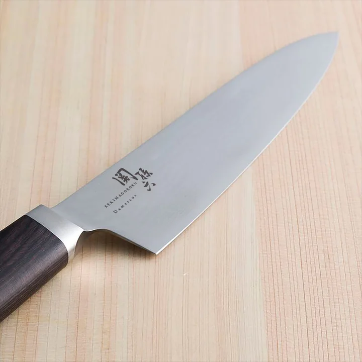 関孫六 ダマスカス 牛刀の刃元のアップ。SEKIMAGOROKU Damascus の刻印