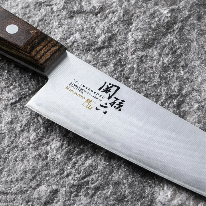 関孫六 桃山 牛刀の刃元のアップ。STAINLESS HIGH-CARBON CLAD STEEL Momoyama 桃山 の刻印