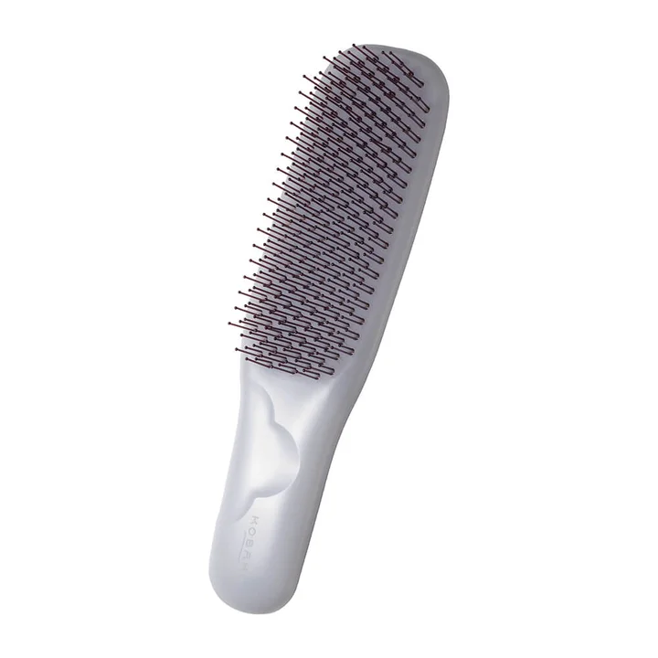 貝印 KOBAKO ヘアスムースブラシ ハードの本体 グレーの柄とお花型のくぼみ 短く硬めのピン