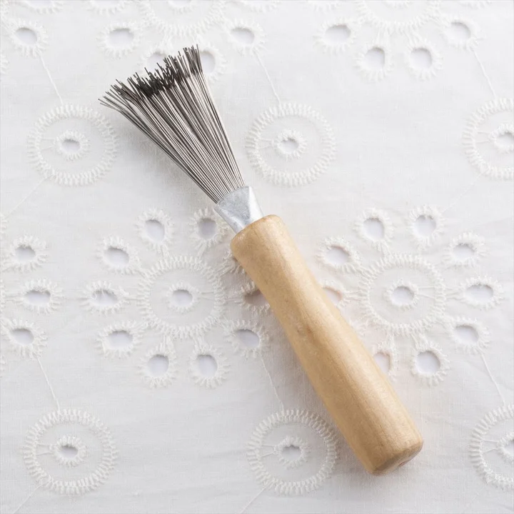 貝印 ヘアブラシのお掃除ブラシの本体 細い金属ブラシがくまで型に植え込まれている