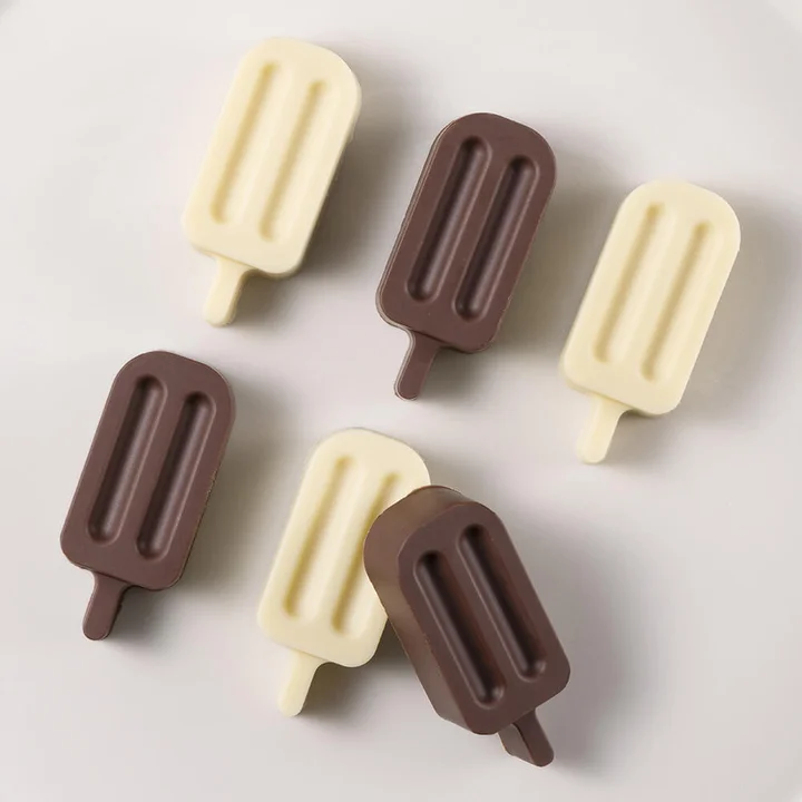 シリコーンチョコ型で作ったアイスバー形のチョコ6個。ミルクチョコとホワイトチョコ
