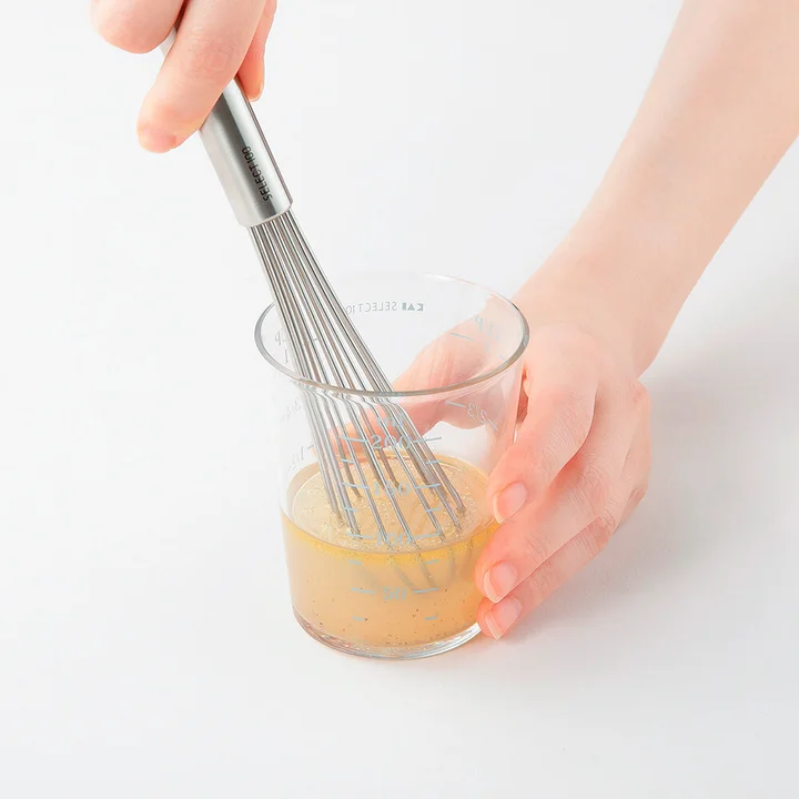 SELECT100 スリムウィスクで小さな容器の卵を溶いているところ