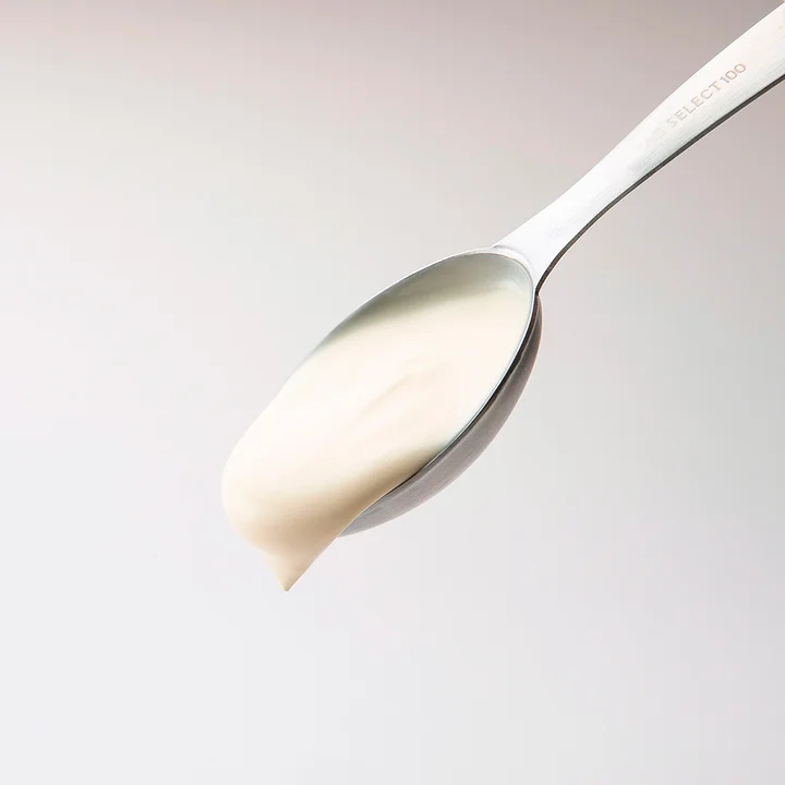 SELECT100 オーバル型計量スプーン 大さじ1でとろみのある調味料をすくったところ