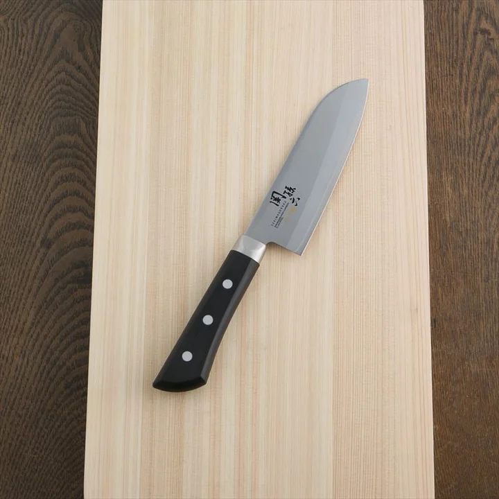 関孫六 茜 小三徳 145mm の全体。銀色の口金がついた小ぶりな三徳包丁
