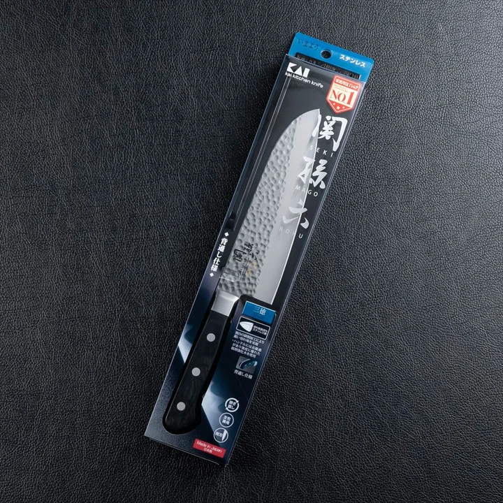 関孫六 いまよう 三徳 165mm のパッケージ。背通し仕様と積層強化木ハンドルの説明、Made in Japan の表示