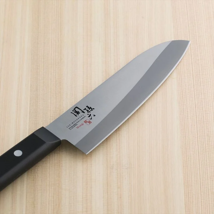 関孫六 萌黄 三徳 165mm の刃元。口金がなく黒い樹脂ハンドルが刃に直接つながっている