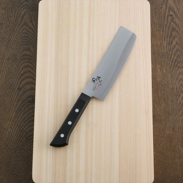 関孫六 萌黄 菜切 165mm の全体。刃先が四角い菜切りの刃と黒い樹脂ハンドル