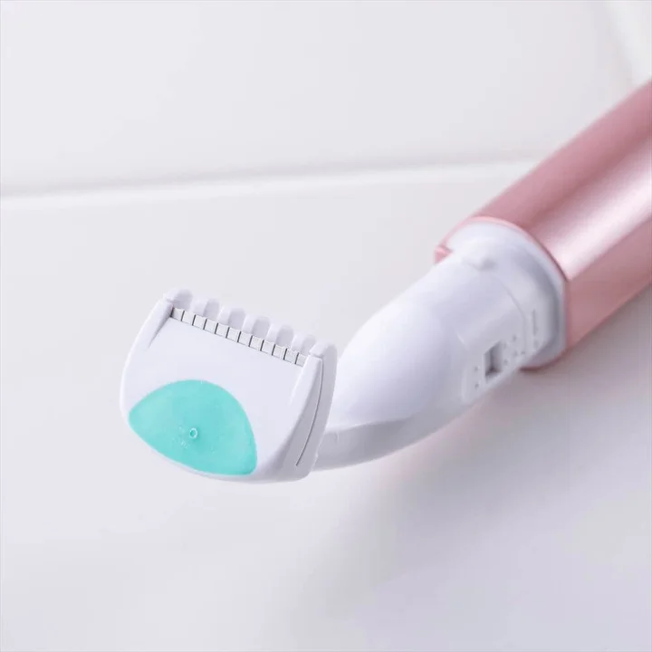 FEMINICARE BPMT-2B のヘッド部分アップ。クシ状のガードが付いた小さい刃