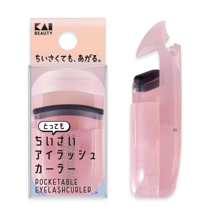 とってもちいさいアイラッシュカーラーのパッケージと本体。ちいさくても、あがる。と書かれたピンクの小型ビューラー