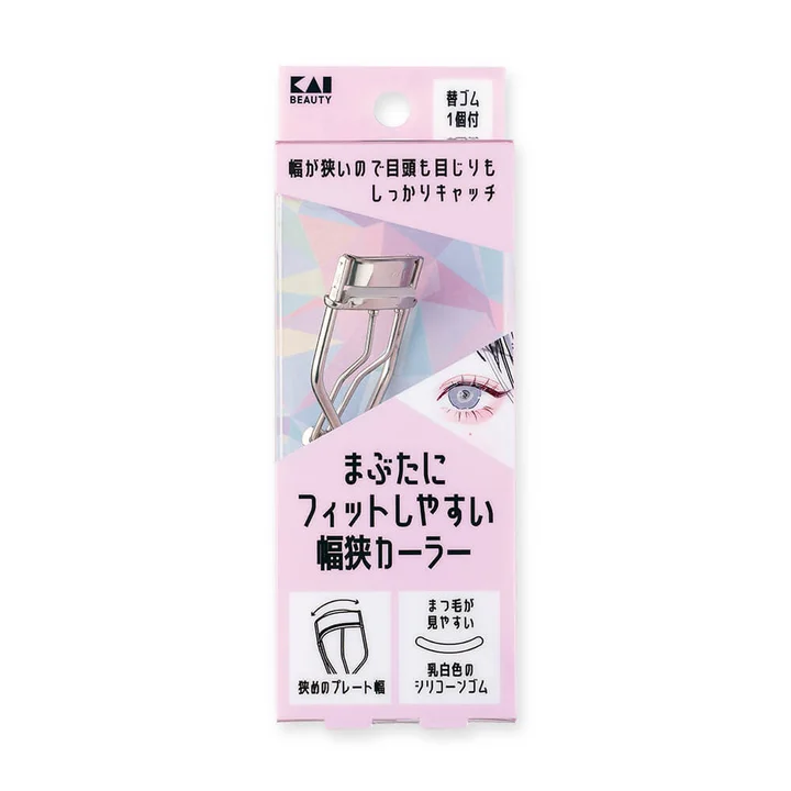 まぶたにフィットしやすい幅狭カーラーのパッケージ。幅が狭いので目頭も目じりもしっかりキャッチ、替ゴム1個付と書かれている