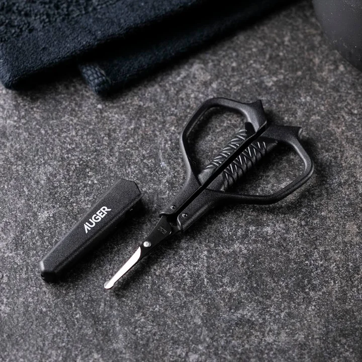 AUGER セーフティハサミの本体と黒いキャップ。ハンドルが黒く刃がシルバー