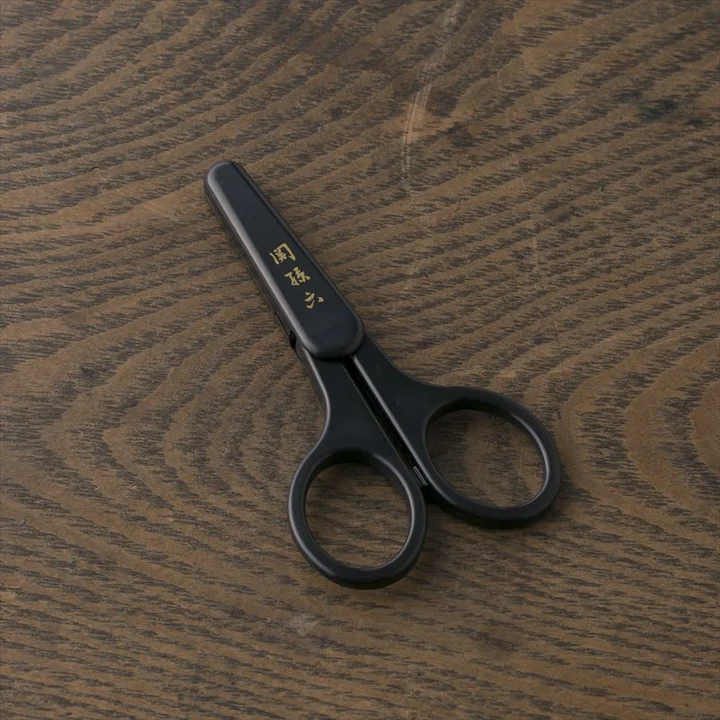 関孫六 薄刃セーフティハサミにキャップを付けた状態。刃が完全に隠れている