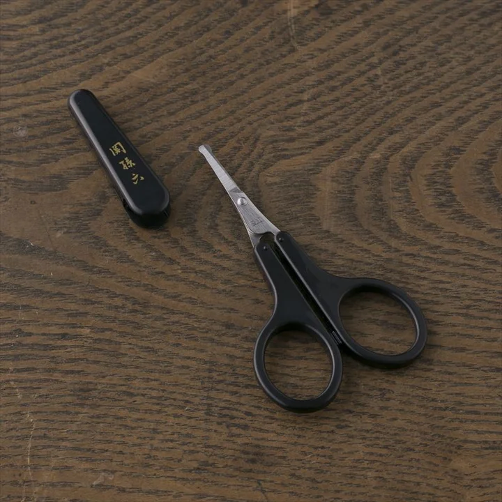 関孫六 薄刃セーフティハサミの本体と黒いキャップ