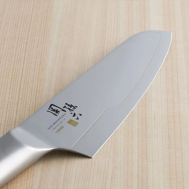 関孫六 10000ST 三徳包丁 165mm の刃元。SEKIMAGOROKU 10000 ST の刻印が入っている