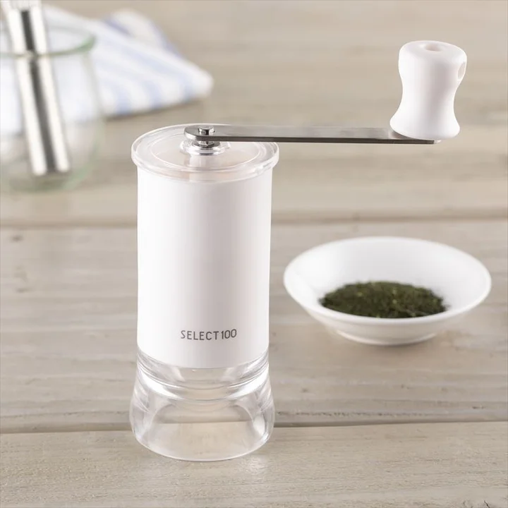 貝印 SELECT100 お茶ミル 白い本体と挽いた茶葉