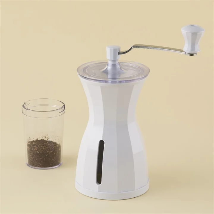 The Coffee Mill で挽いたコーヒー粉が透明な容器に入っている