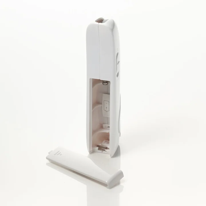 KOBAKO ホットアイラッシュカーラーの電池ぶたを開けた状態。単4形電池1本を入れる電池室