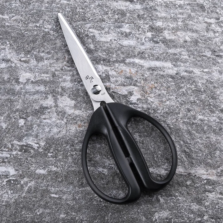 関孫六 レギュラーキッチン鋏の全体。黒い樹脂ハンドルとまっすぐなステンレス刃
