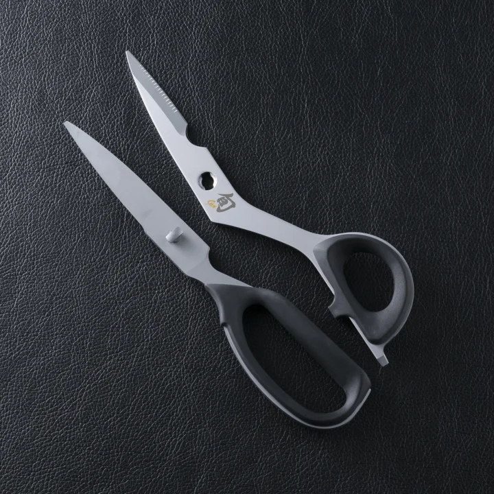 旬 キッチンハサミを左右の刃に分解して並べたところ。それぞれの刃の中ほどに半円状のくぼみがある