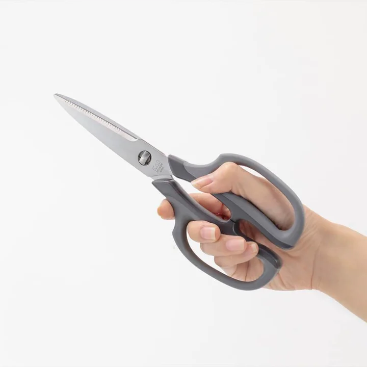 ソフトグリップキッチンバサミを手で握っているところ。指をかける部分がふくらんだ形状