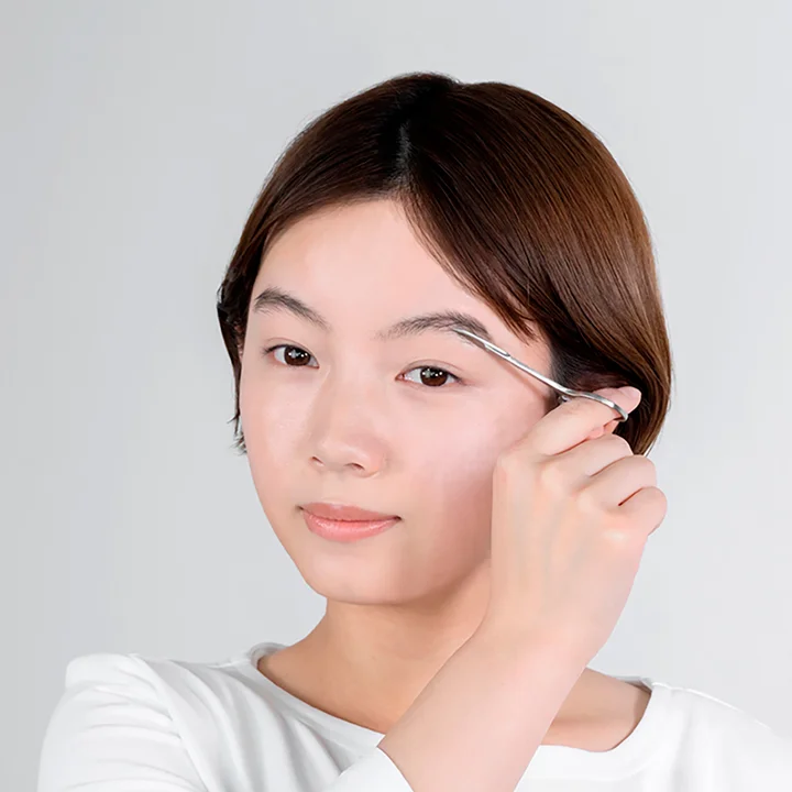 KOBAKO アイブロウシザーズで眉尻を整えている使用シーン