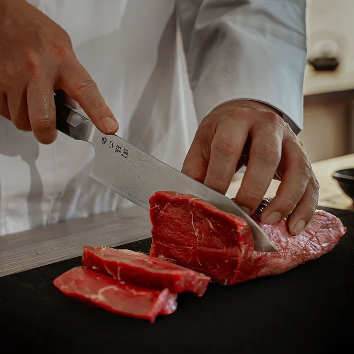 関孫六 磨 牛刀で牛肉をスライスしているところ