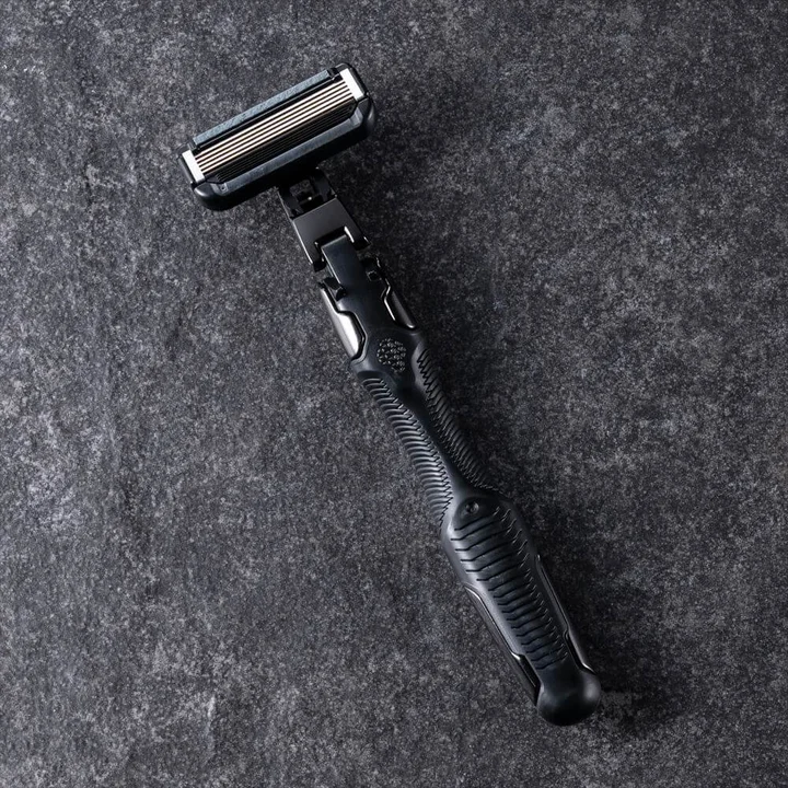 AUGER の黒いホルダーに替刃を装着した全体像