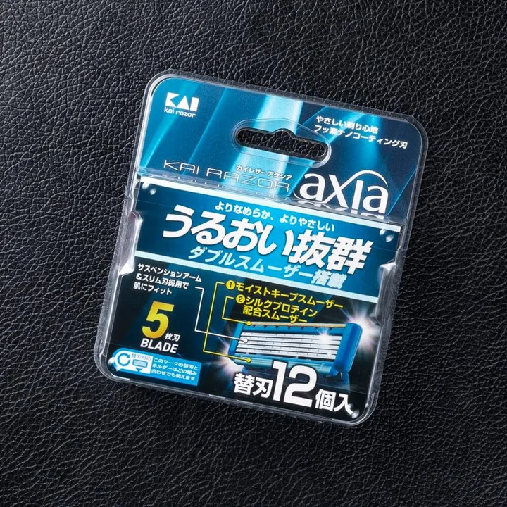 KAI RAZOR axia 替刃12個入の青いパッケージ