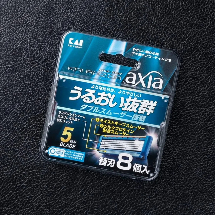 KAI RAZOR axia 替刃8個入の青いパッケージ