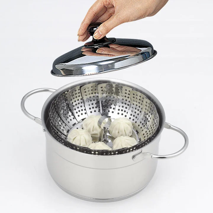 両手鍋にセットしたステンレス フリーサイズ蒸し器で肉まんを蒸し、ふたを持ち上げたところ