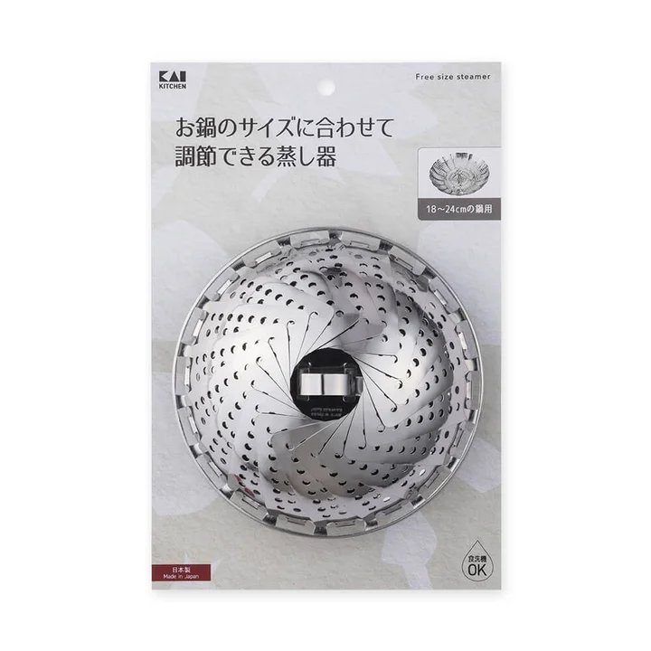ステンレス フリーサイズ蒸し器のパッケージ。花びらをたたんだ状態で、18〜24cmの鍋用・日本製・食洗機OKと書かれている