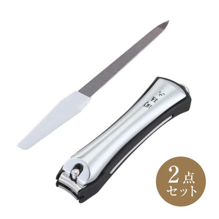 関孫六 爪切り＆ヤスリ 2点セット。シルバーのツメキリtype102と、白いホルダーが付いた宝石ツメヤスリが並んでいる