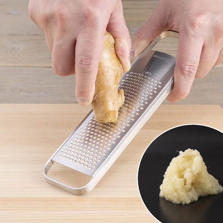 SELECT100 グレーターで生姜をおろしているところと、おろした生姜の仕上がり