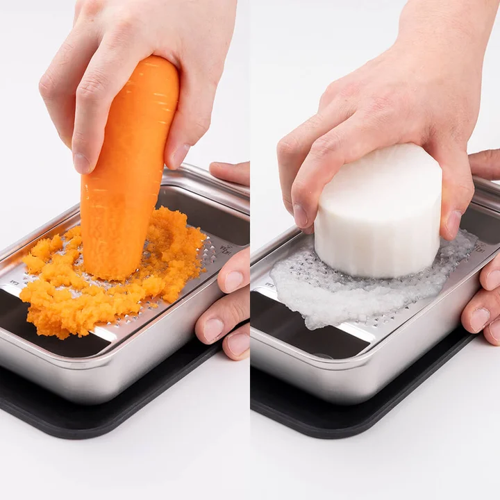 関孫六 オールステンレス おろし器でにんじんと大根をおろしているところ
