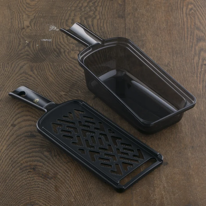 関孫六 おろし器（受け皿付き）の黒いおろし板と受け皿