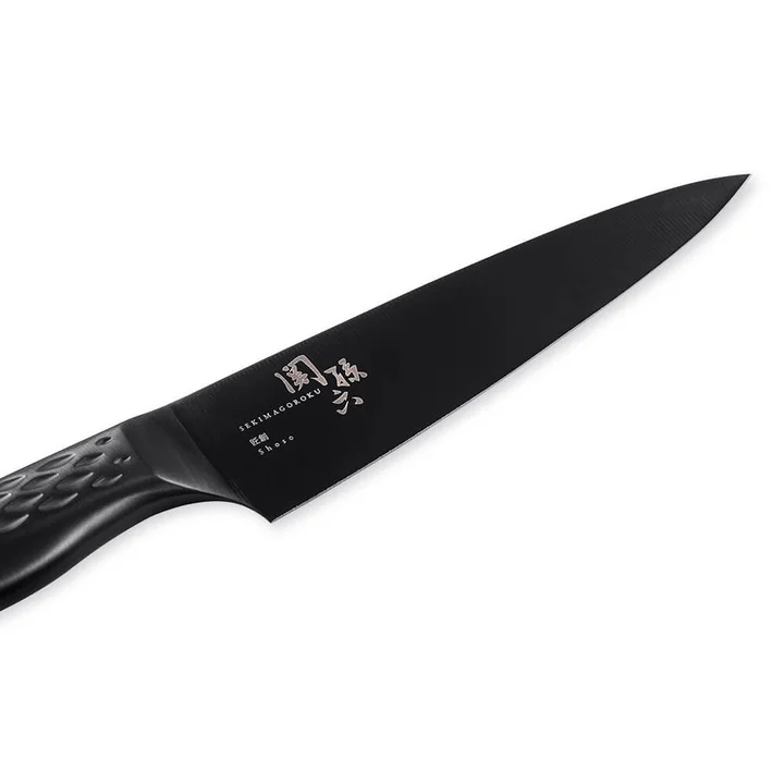 関孫六 匠創 - 漆黒 ペティ 120mm の黒い刃のアップ。「関孫六」「匠創 Shoso」の刻印が入っている