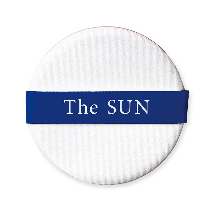 貝印 日焼け止めや下地にも使える染みこみにくいパフ The SUNのロゴが入った青いバンド付きの丸いパフ