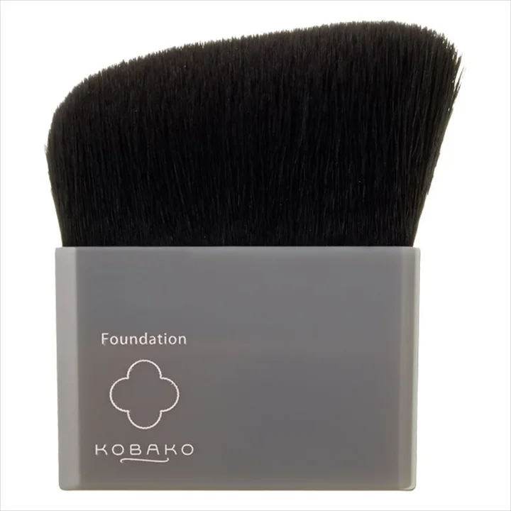 貝印 KOBAKO ファンデーションブラシOの本体 斜めに植えられた黒い毛とグレーの平たいハンドル