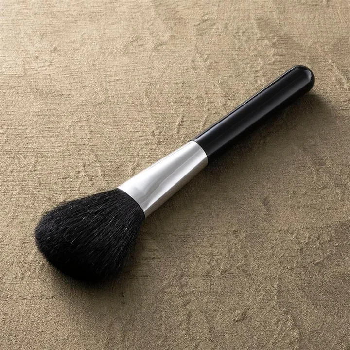 貝印 cosmeup 熊野筆 チークブラシの本体 ふんわり広がった黒い山羊毛
