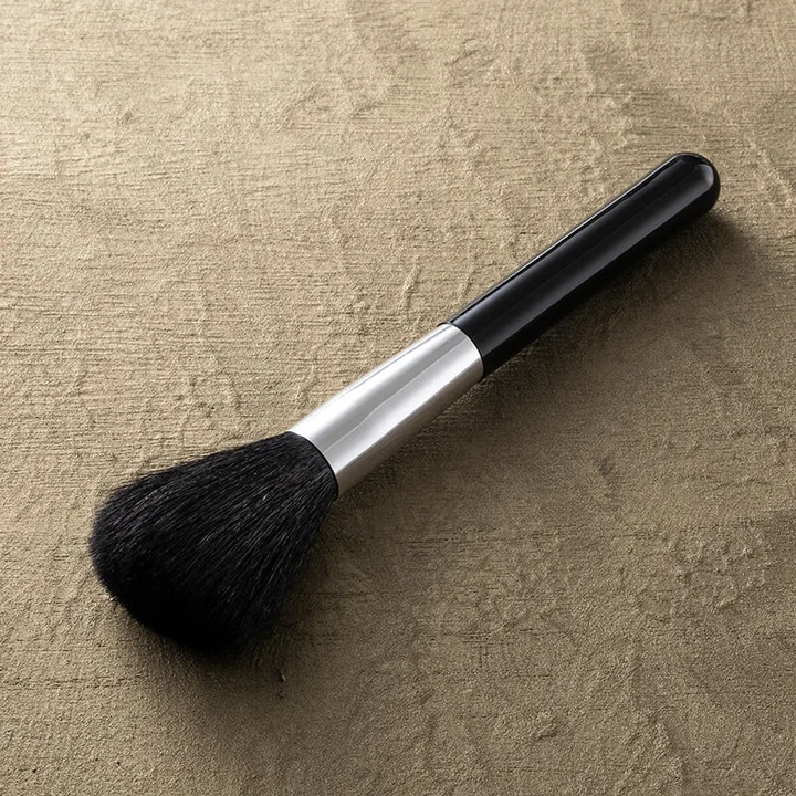 貝印 cosmeup 熊野筆 フェイスブラシの本体 黒い山羊毛とシルバーの口金
