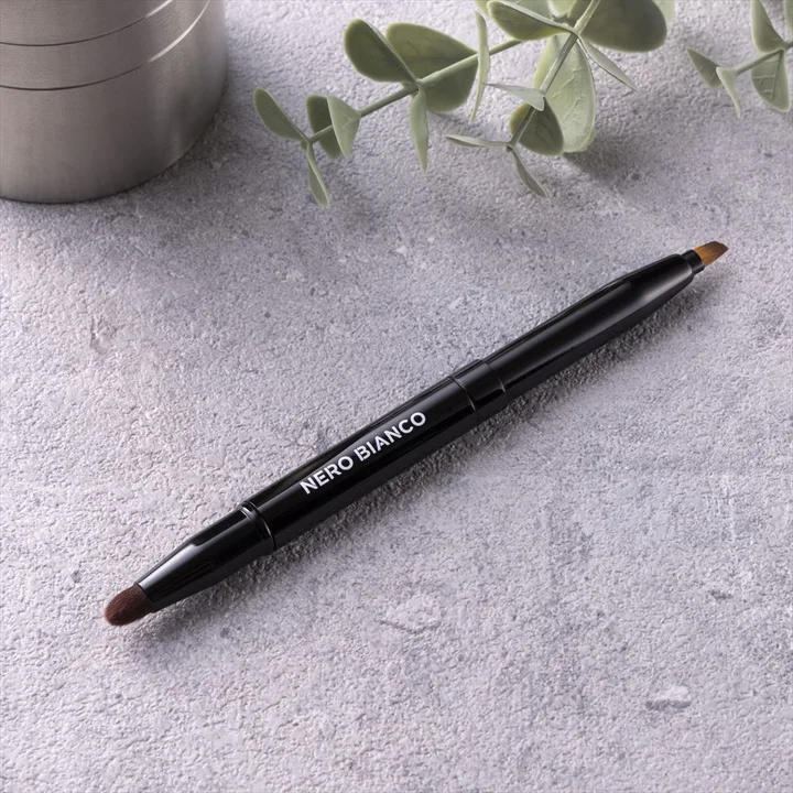 貝印 NERO BIANCO 2way アイメイクブラシの本体 両端にブラシが付いた黒いアルミハンドル