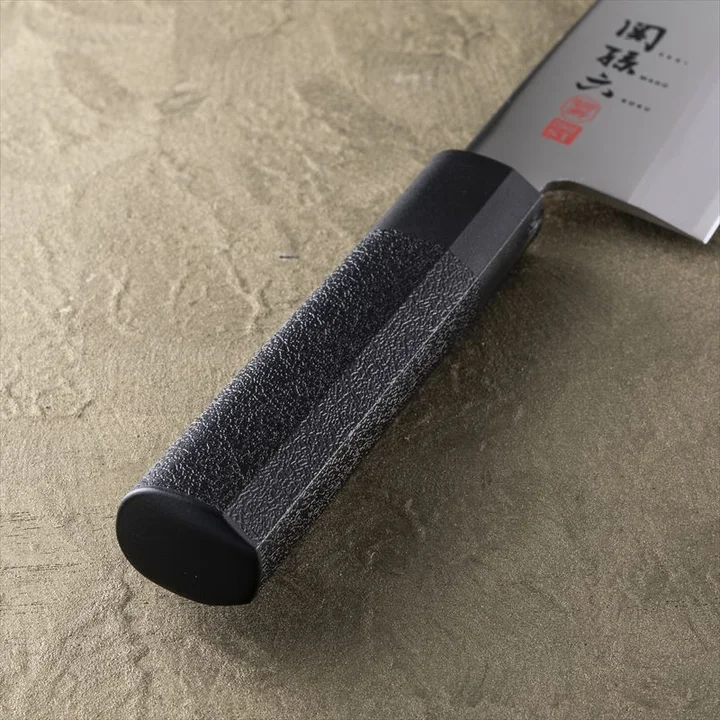 関孫六 碧寿ST 和包丁 刺身 210mm の柄のアップ。黒い樹脂の柄で、表面に細かい凹凸が入っている