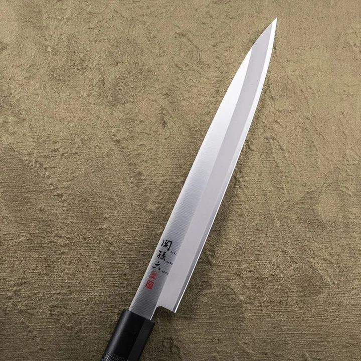 関孫六 碧寿ST 和包丁 刺身 210mm の刃のアップ。「関孫六」の刻印と、切刃のしのぎ線が見える